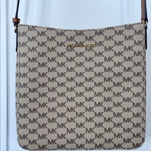 Michael Kors Jet Set Messenger